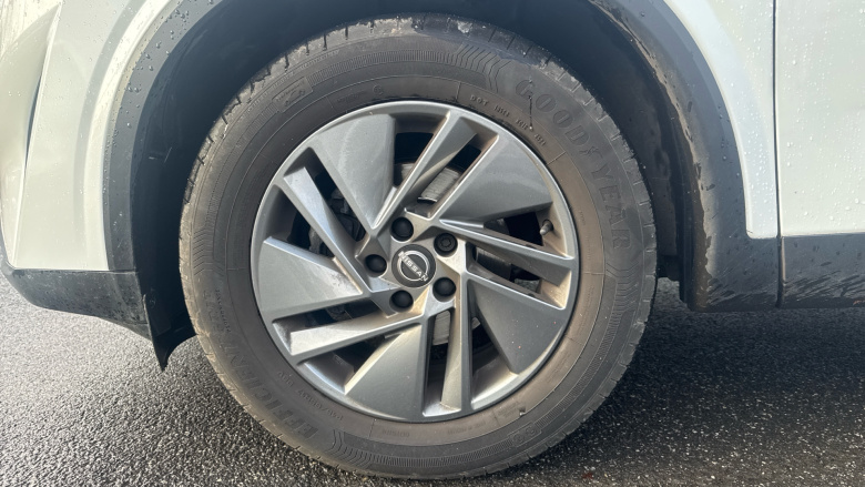 Nissan Qashqai 1.3 DiG-T MH Acenta Premium 5dr Petrol Hatchback